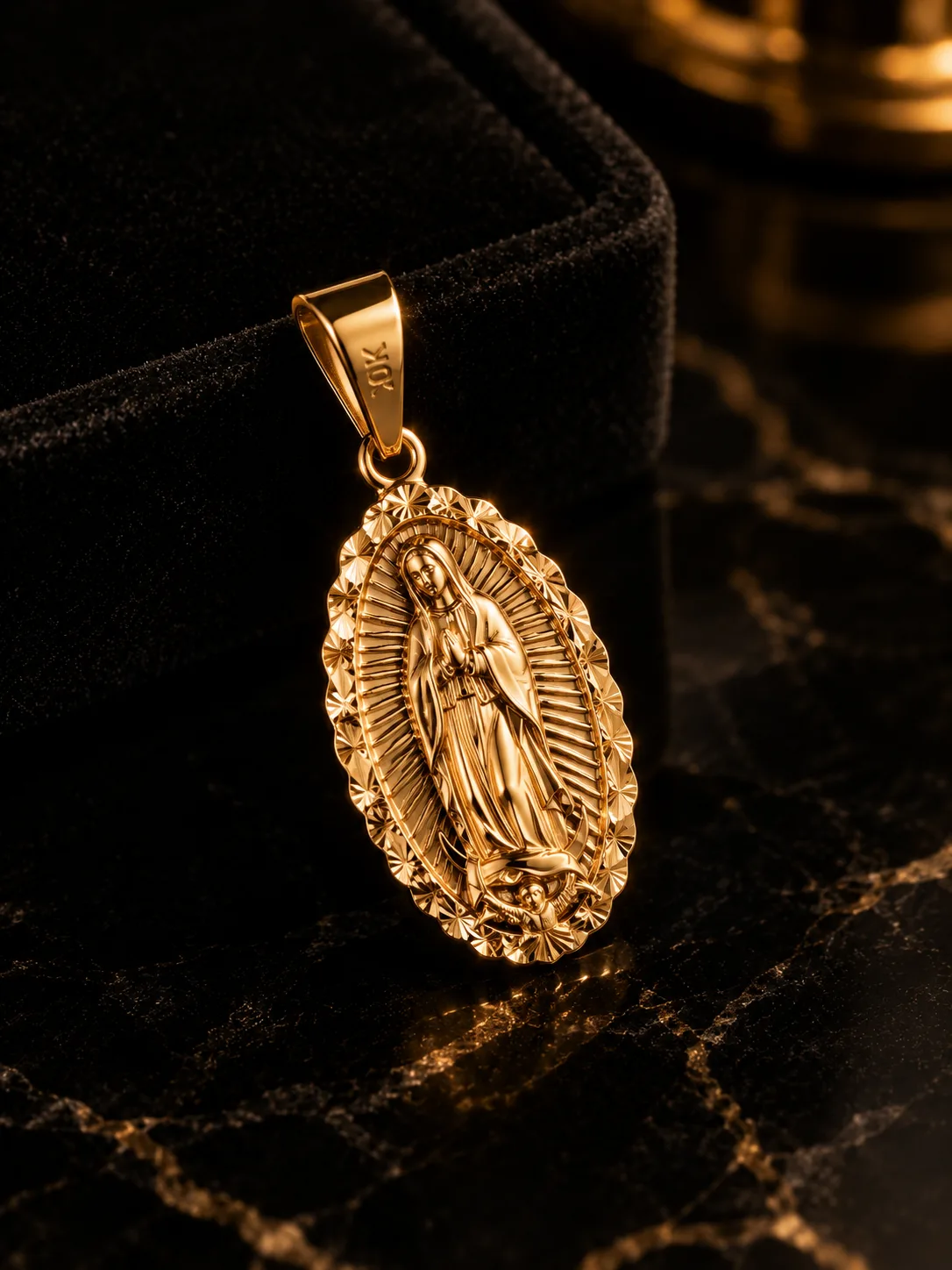 Dije de la Virgen en oro